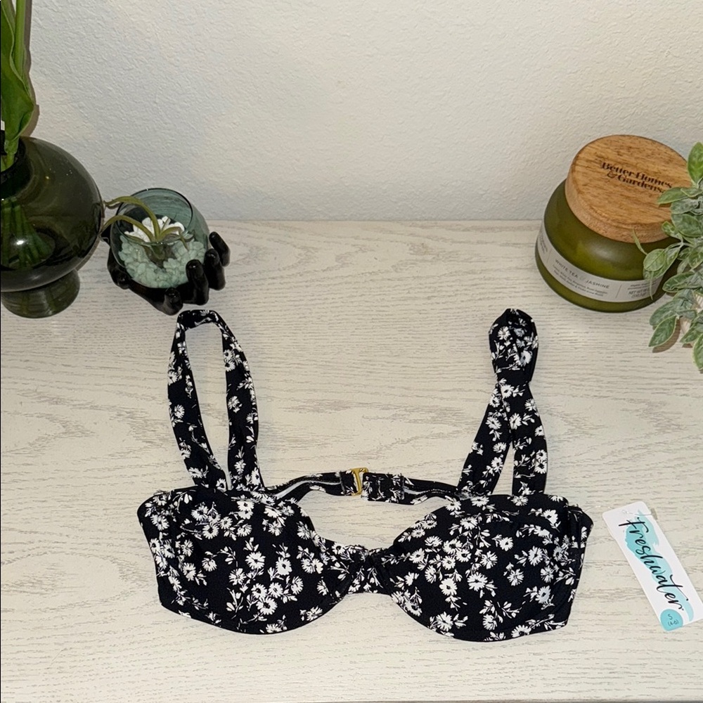 NWT freshwater black and white floral underwire bikini top size small size 4-6